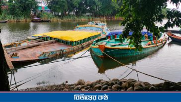 স্থানীয়দের হাতে অবৈধ বালু-পাথরবাহী ৪ নৌকা আটক